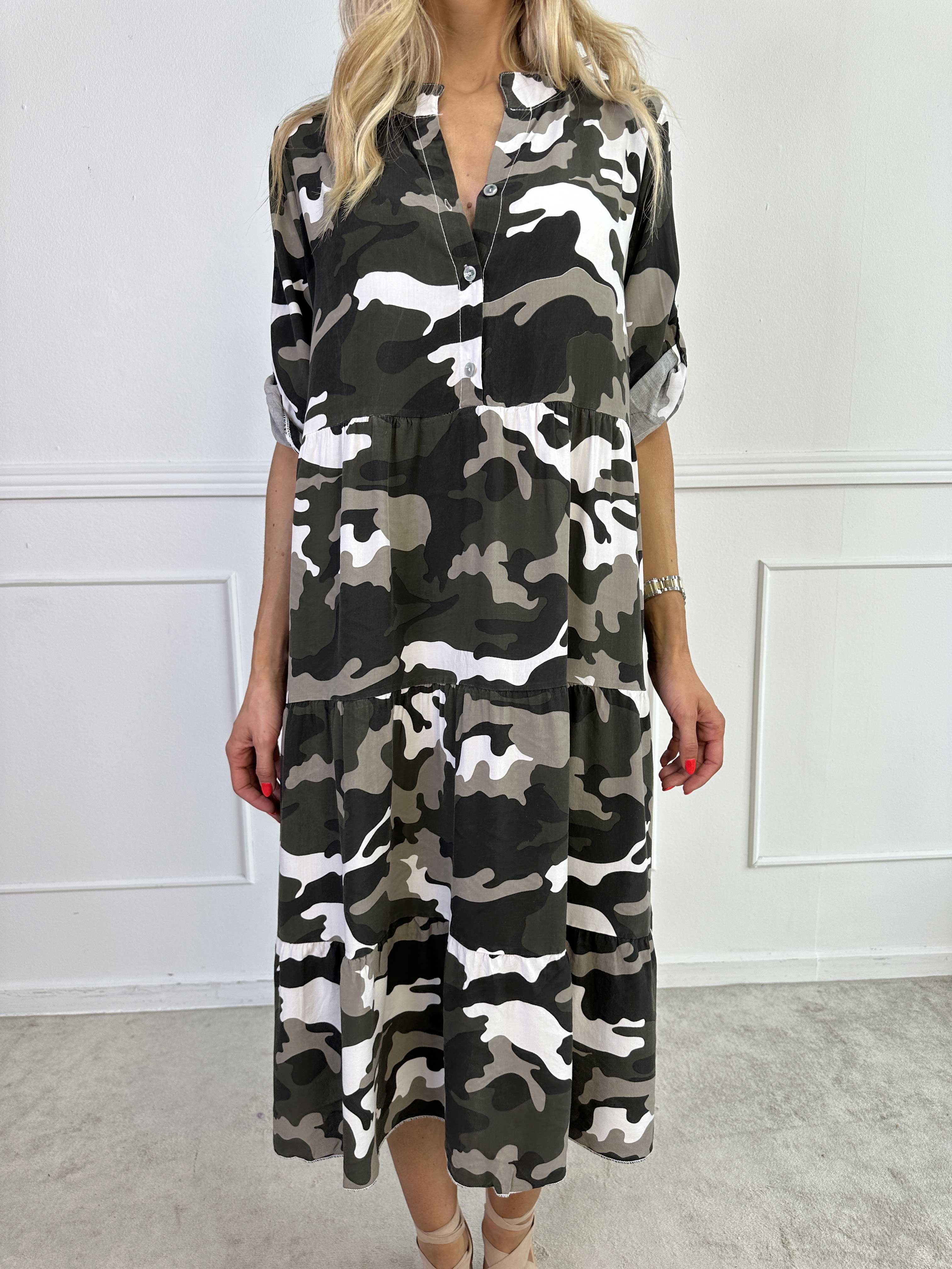Dotti Camo - Kjole med camouflageprint i viskose med lag på lag look